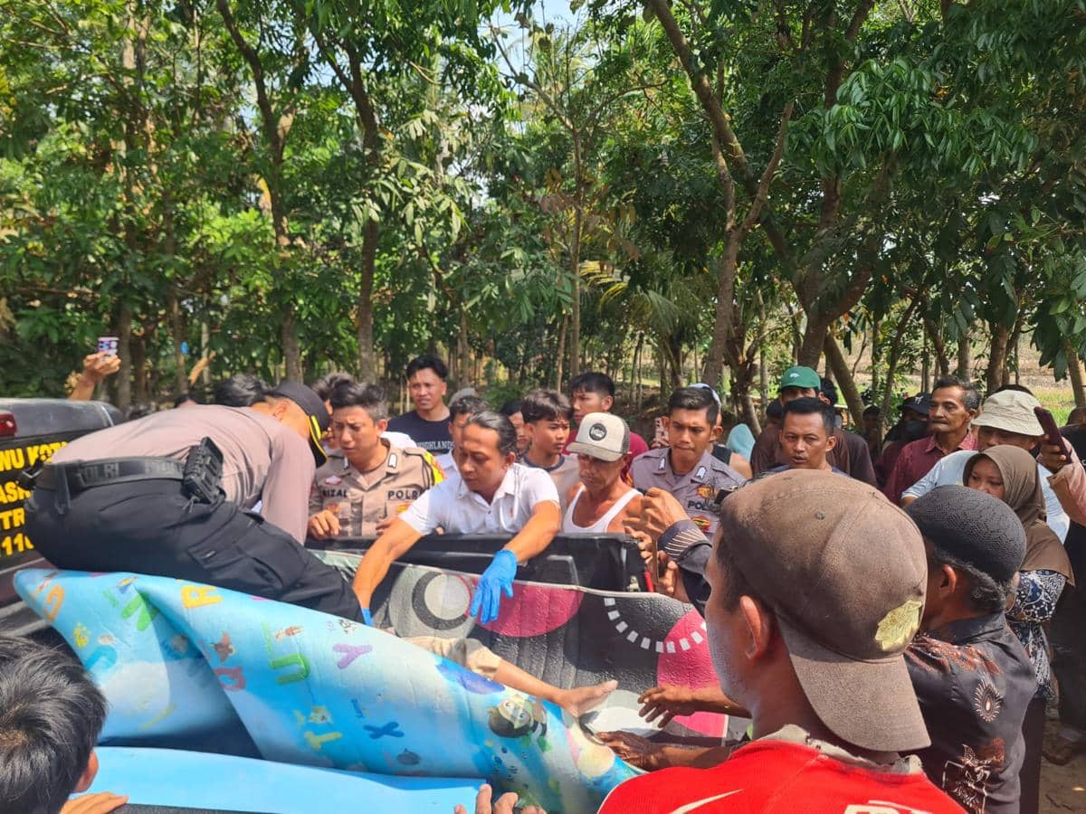 Polisi dan warga mengevakuasi ketiga jenazah bocah tenggelam di Bendungan Widara Payung, Pekon Podomoro, Kecamatan Pringsewu, Pringsewu