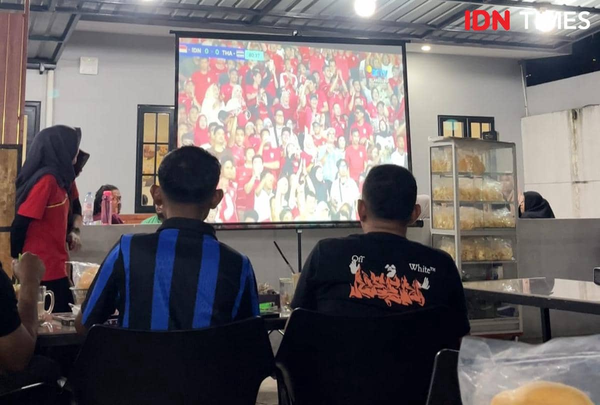 Sejumlah pengunjung warkop di Jalan Setiabudi, Medan, menyaksikan nobar Timnas Indonesia bersama antusias.