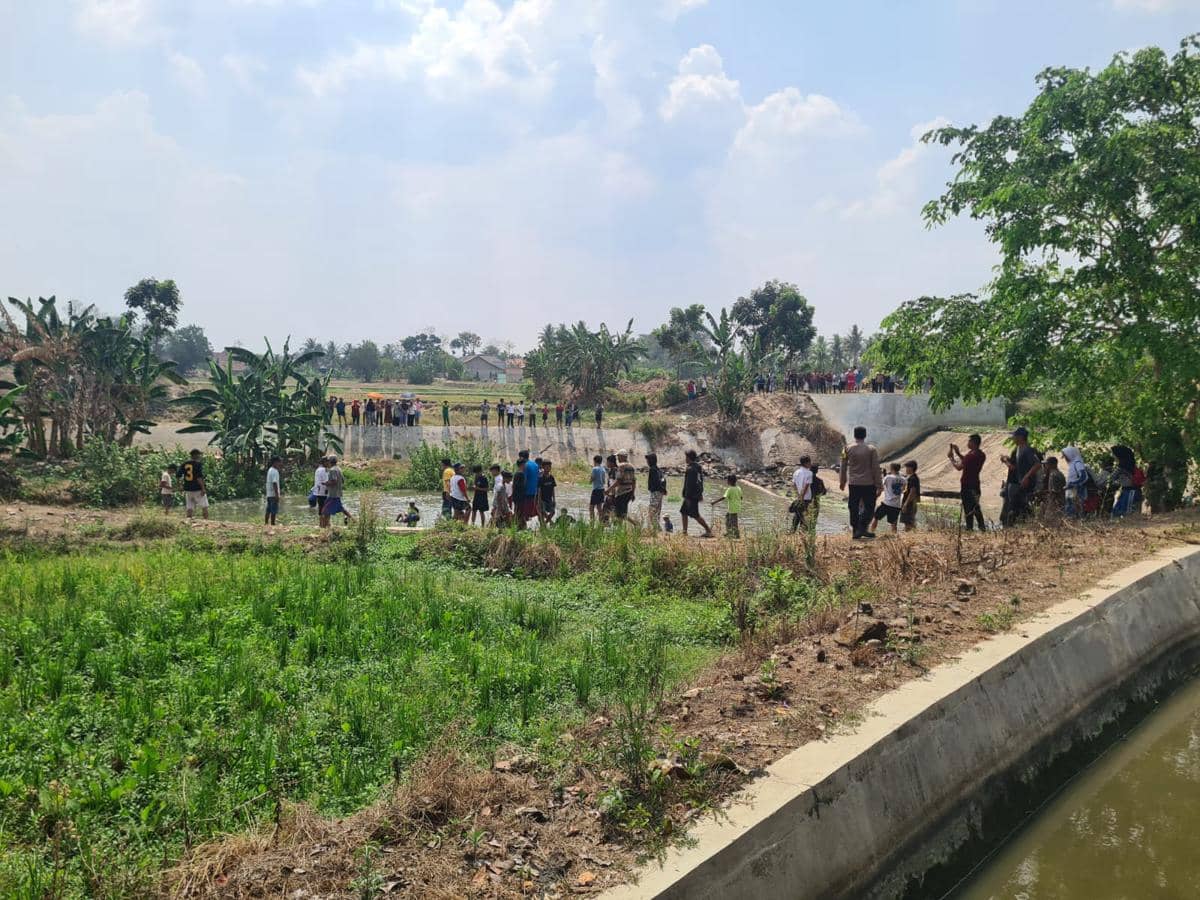 Polisi dan warga mengevakuasi ketiga jenazah bocah tenggelam di Bendungan Widara Payung, Pekon Podomoro, Kecamatan Pringsewu, Pringsewu.