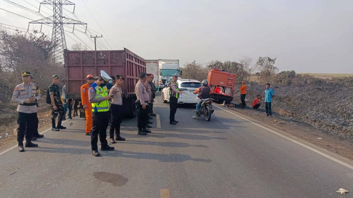 Polisi mengevakuasi kecelakaan beruntun di di Jalan Lintas Timur (Jalintim), Kampung Bawang Latak, Kecamatan Menggala, Kabupaten Tulang Bawang.