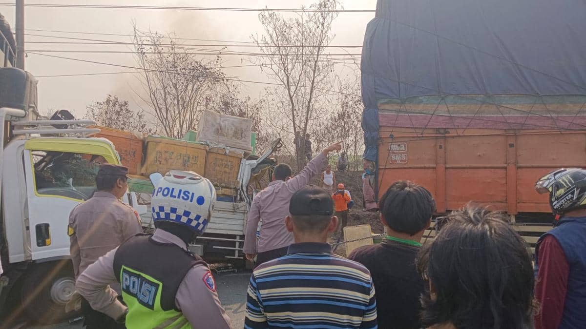 Polisi mengevakuasi kecelakaan beruntun di di Jalan Lintas Timur (Jalintim), Kampung Bawang Latak, Kecamatan Menggala, Kabupaten Tulang Bawang.