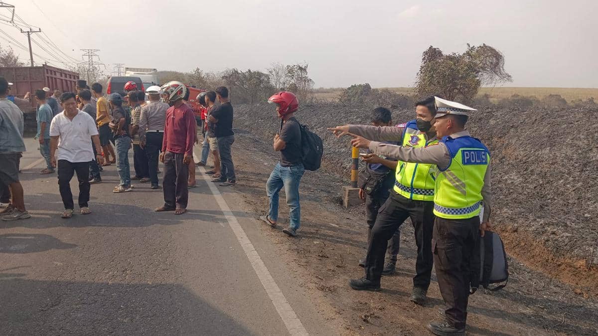 Polisi mengevakuasi kecelakaan beruntun di di Jalan Lintas Timur (Jalintim), Kampung Bawang Latak, Kecamatan Menggala, Kabupaten Tulang Bawang.