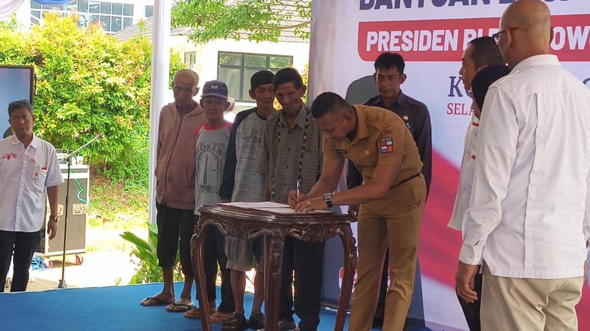 Pihak YGSN dan Pemkot berfoto bersama para penerima dalam acara penyerahan becak listrik di lokasi kegiatan.