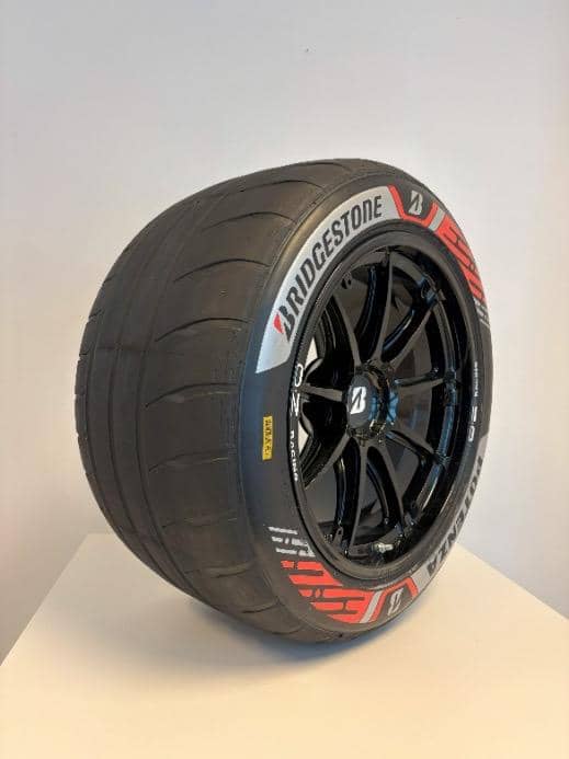 Ilustrasi ban Bridgestone GEN4 dengan keterangan penggunaan rasio material daur ulang dan terbarukan.