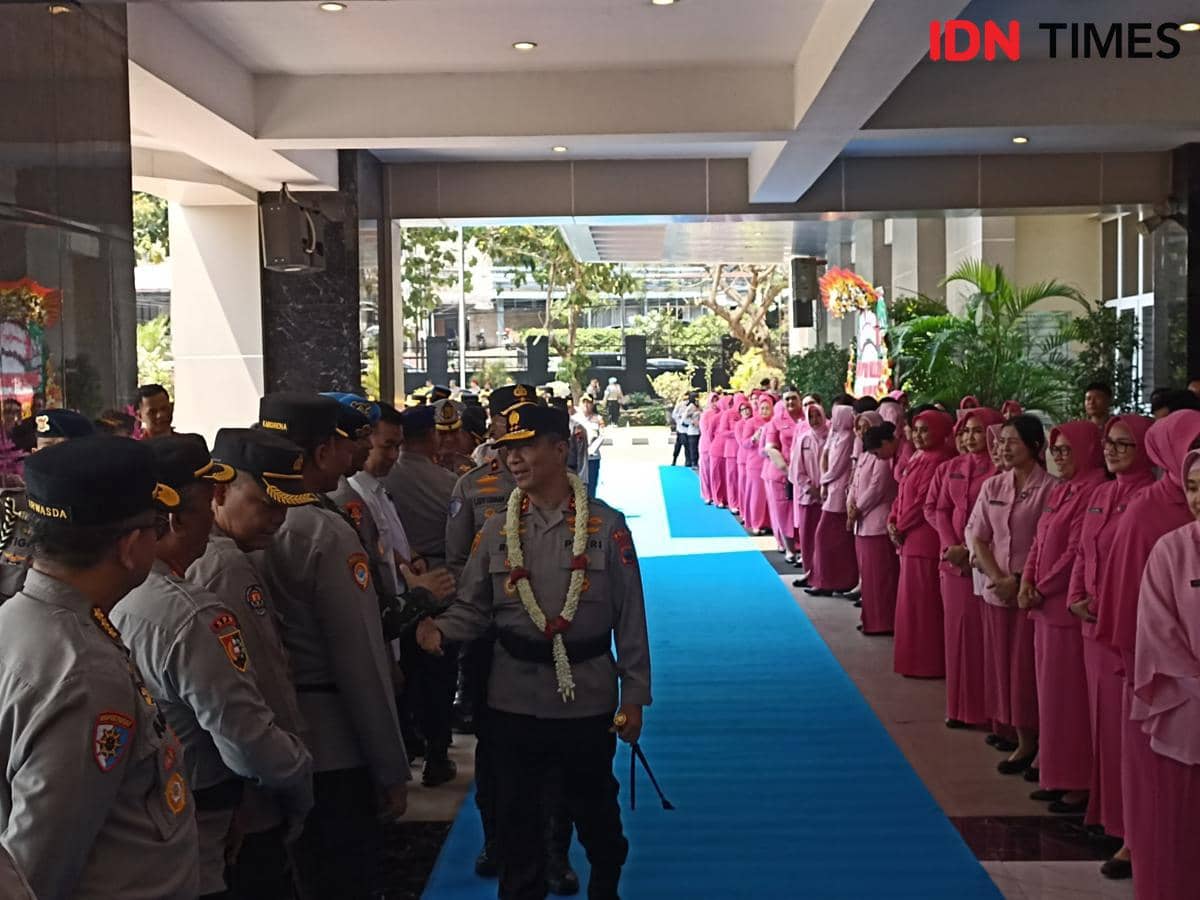 Irjen Pol Roy Hardi Siahaan, Kapolda Jateng baru, bersalaman dengan para personel kepolisian dalam acara penyambutan.