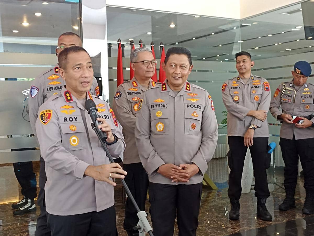 Kapolda Jawa Tengah Irjen Roy Hardi Siahaan berbicara kepada wartawan dalam sesi wawancara di dalam ruangan.