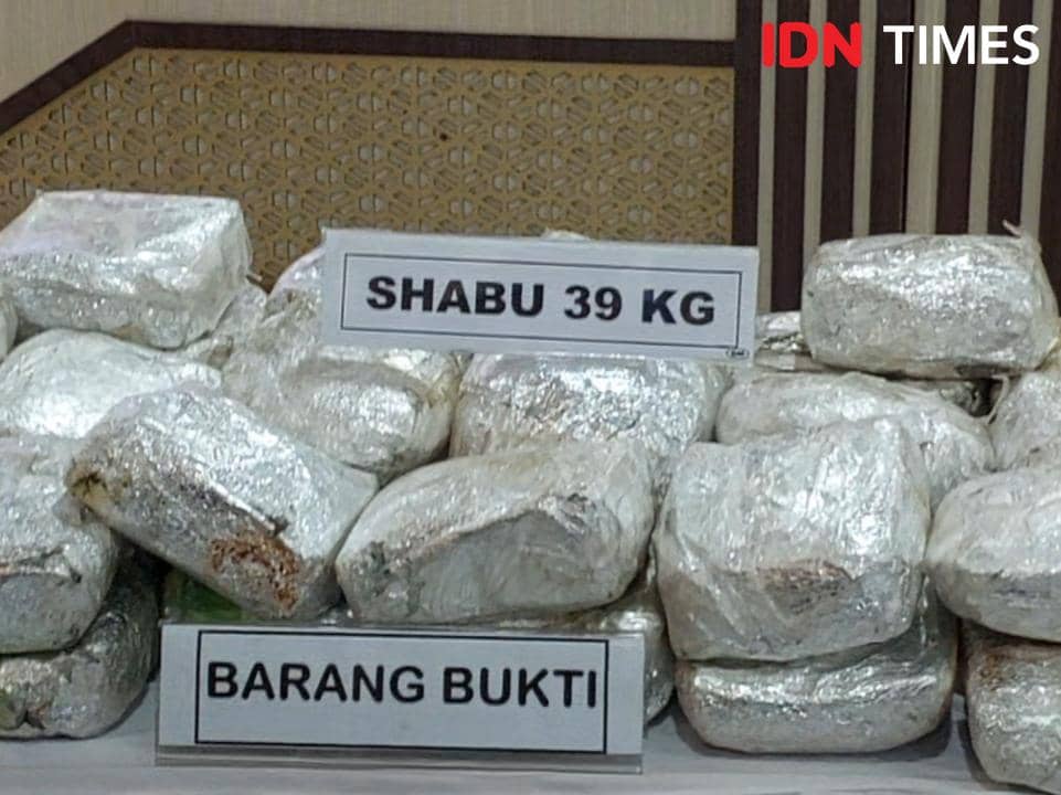 Konferensi pers pengungkapan jaringan narkotika Aceh-Malaysia oleh Polda Lampung. 