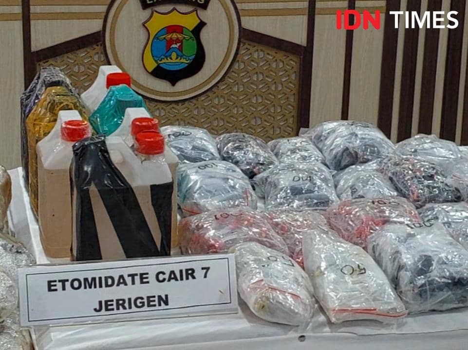 Konferensi pers pengungkapan jaringan narkotika Aceh-Malaysia oleh Polda Lampung. 