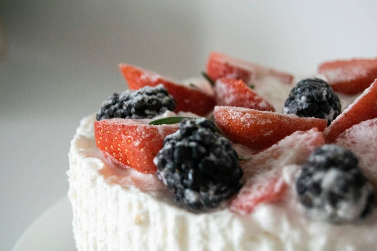 ilustrasi mixed berry chantilly cake