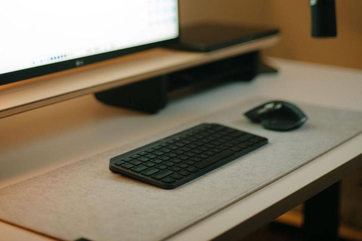 ilustrasi desk mat putih