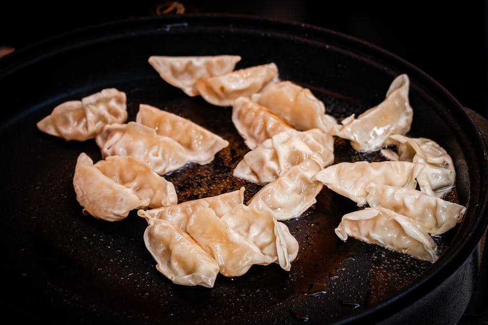 ilustrasi memanggang gyoza