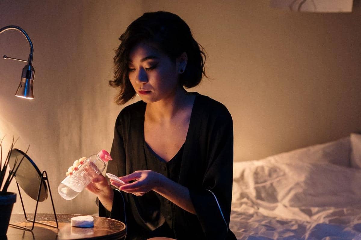 ilustrasi menggunakan micellar water untuk membersihkan wajah