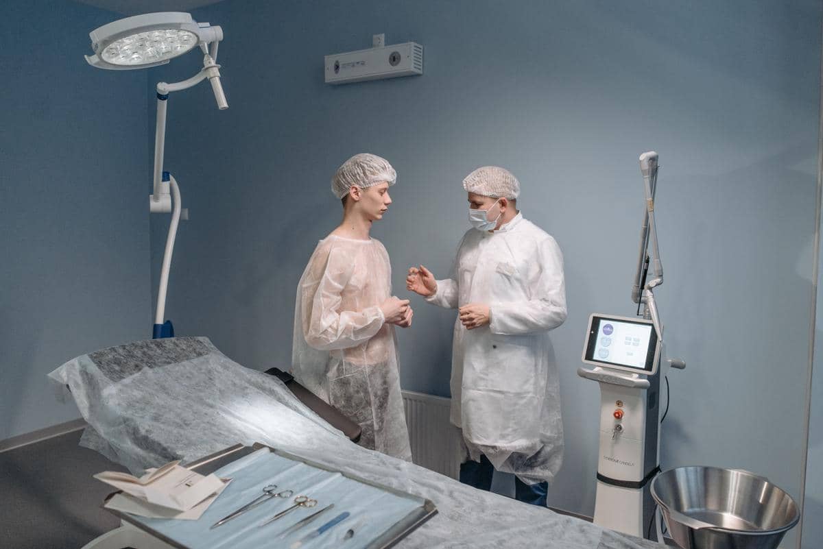 Dokter berbicara dengan pasien saat konsultasi kesehatan di klinik.