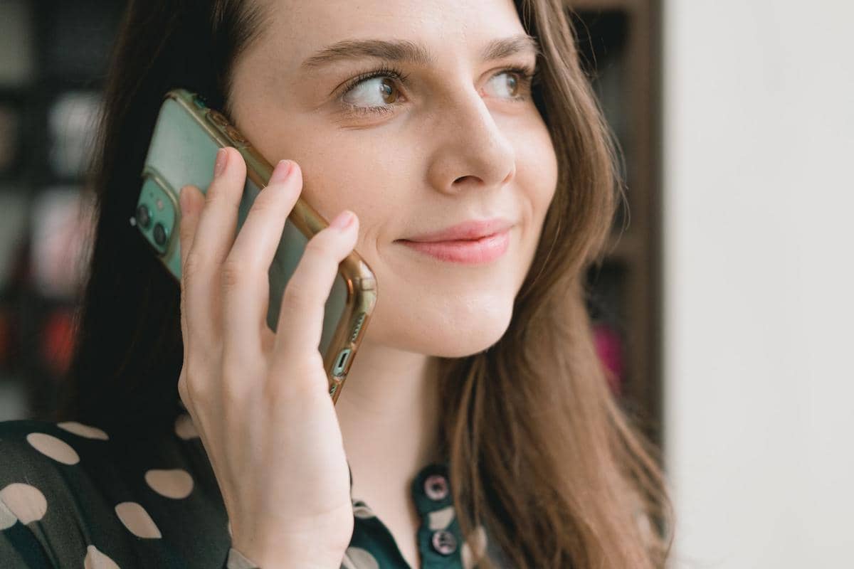 5 Zodiak yang Lebih Senang Teleponan daripada Berkirim Pesan