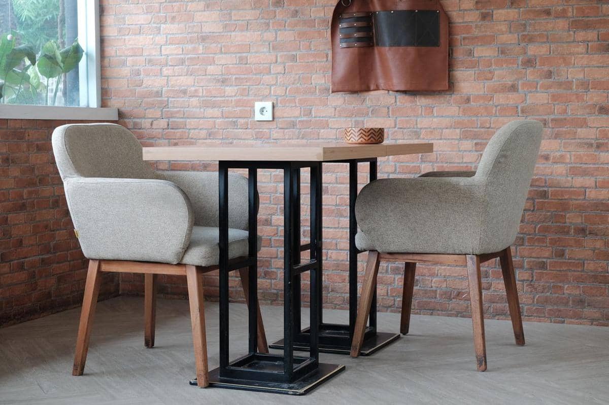 ilustrasi furnitur meja kayu