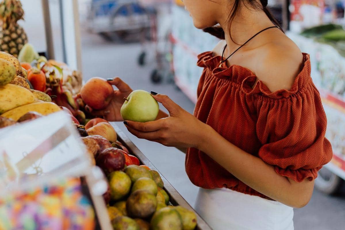 ilustrasi belanja kebutuhan sehari-hari, belanja buah, supermarket