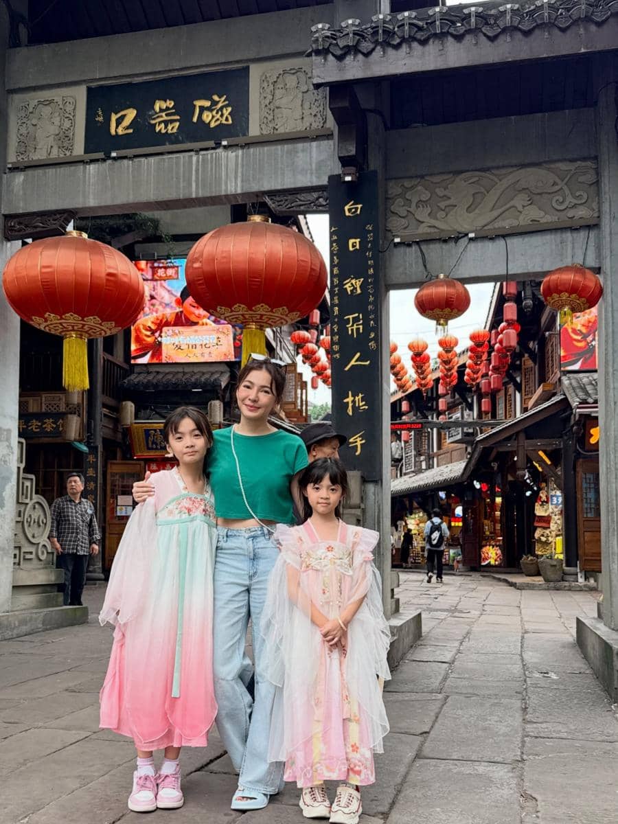 Keluarga besar Maya Septha liburan di China