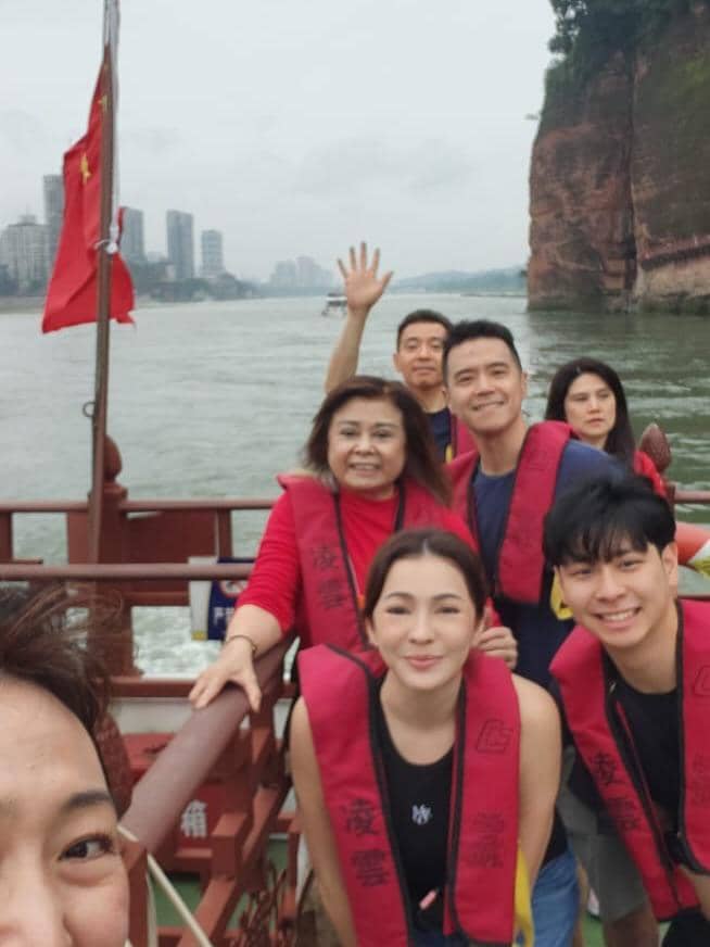 Keluarga besar Maya Septha liburan di China