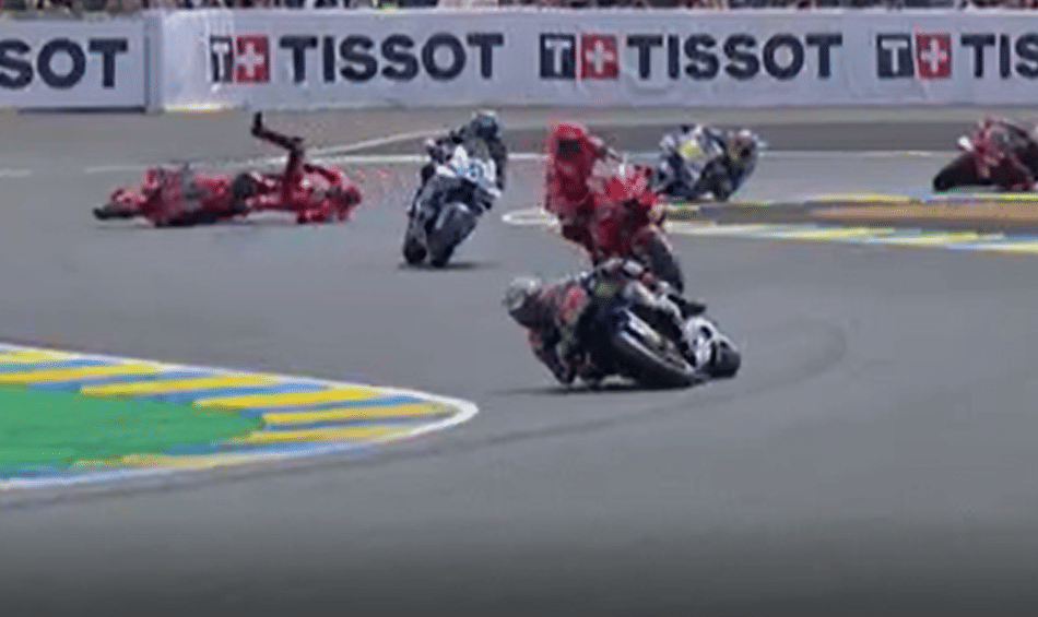 Pembalap MotoGP saat terjatuh di lintasan balap. 