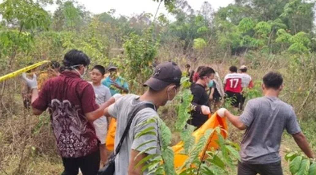 Petugas kepolisian mengevakuasi jenazah remaja tanpa kepala yang ditemukan membusuk di kawasan Gelumbang.