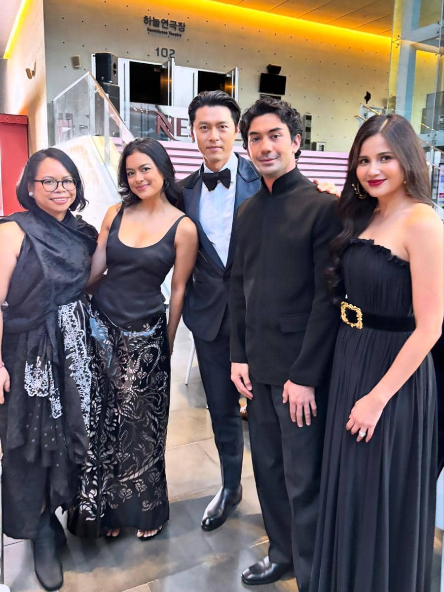 Reza Rahadian dan Hyun Bin bersama cast, sekaligus kru Laut Bercerita di BUSAN International Film Festival