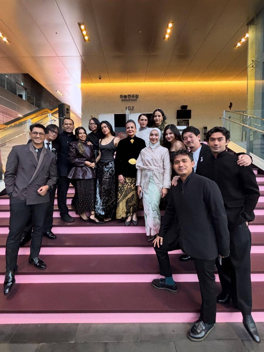Reza Rahadian bersama cast dan kru Laut Bercerita di BUSAN International Film Festival