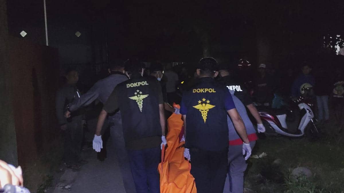 Tim Dokpol Polres Gowa mengevakuasi jenazah suami istri di Samata, Minggu (4/10/2026). Dok. Polres Gowa