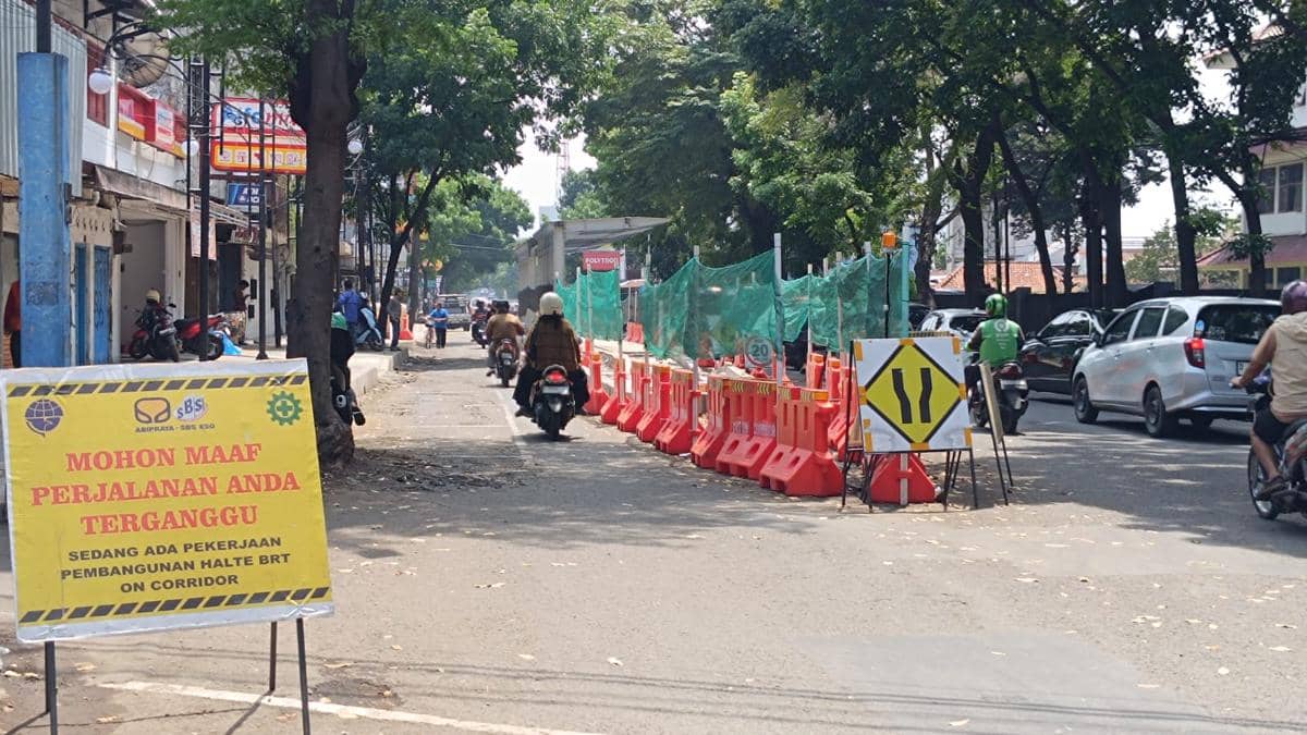 Halte BRT di Jalan Ahmad Yani Bikin Macet, Farhan Minta Proyek Dikebut