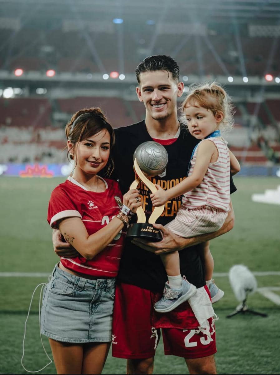 Gaya Keluarga Atlet Timnas di FIFA ASEAN CUP Indonesia vs. Thailand