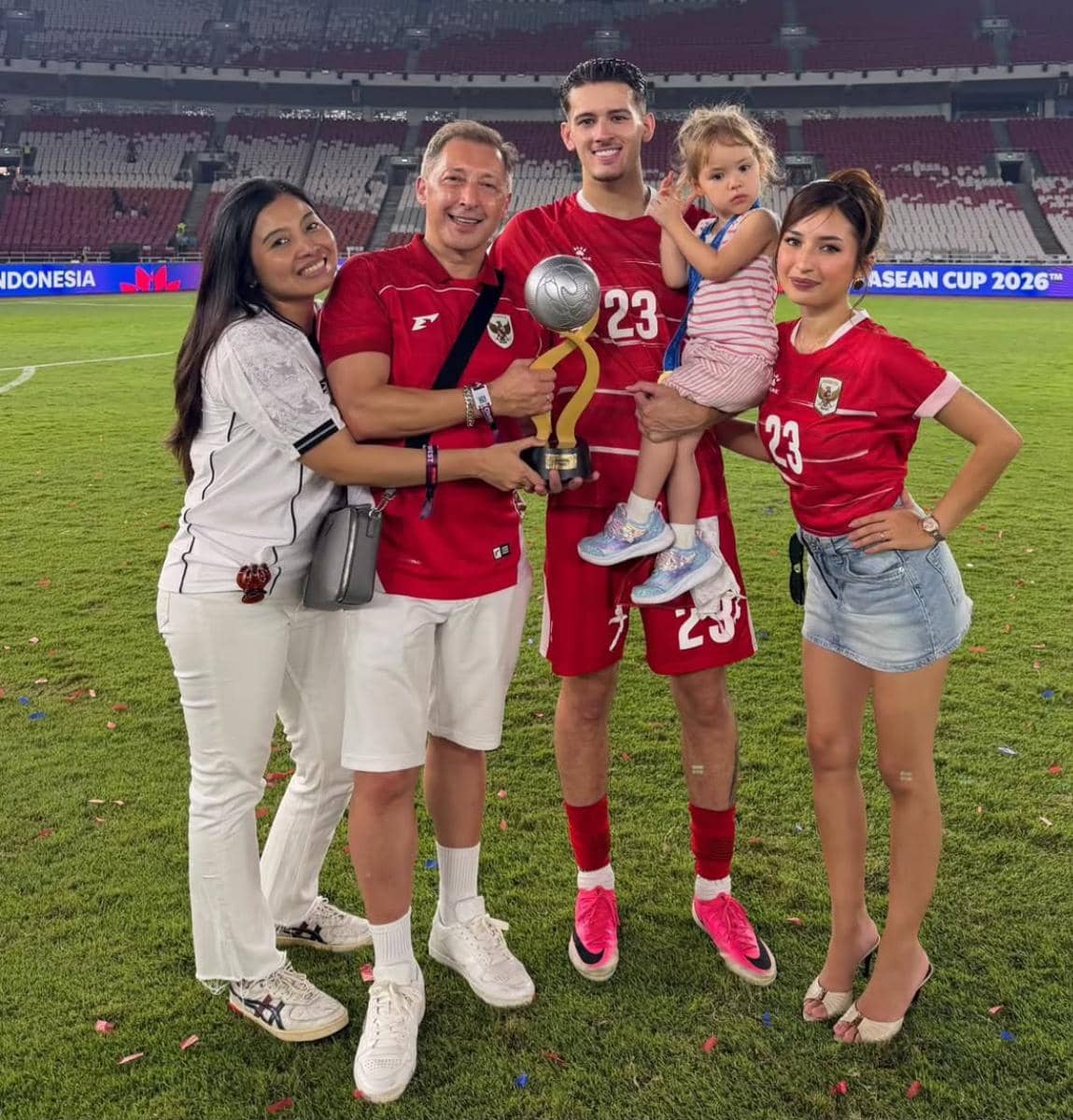 Gaya Keluarga Atlet Timnas di FIFA ASEAN CUP Indonesia vs. Thailand
