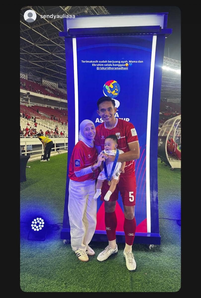 Gaya Keluarga Atlet Timnas di FIFA ASEAN CUP Indonesia vs. Thailand