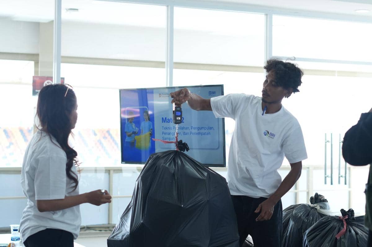 BRI Peduli latih volunteer Mandalika kelola sampah. (Dok.BRI)