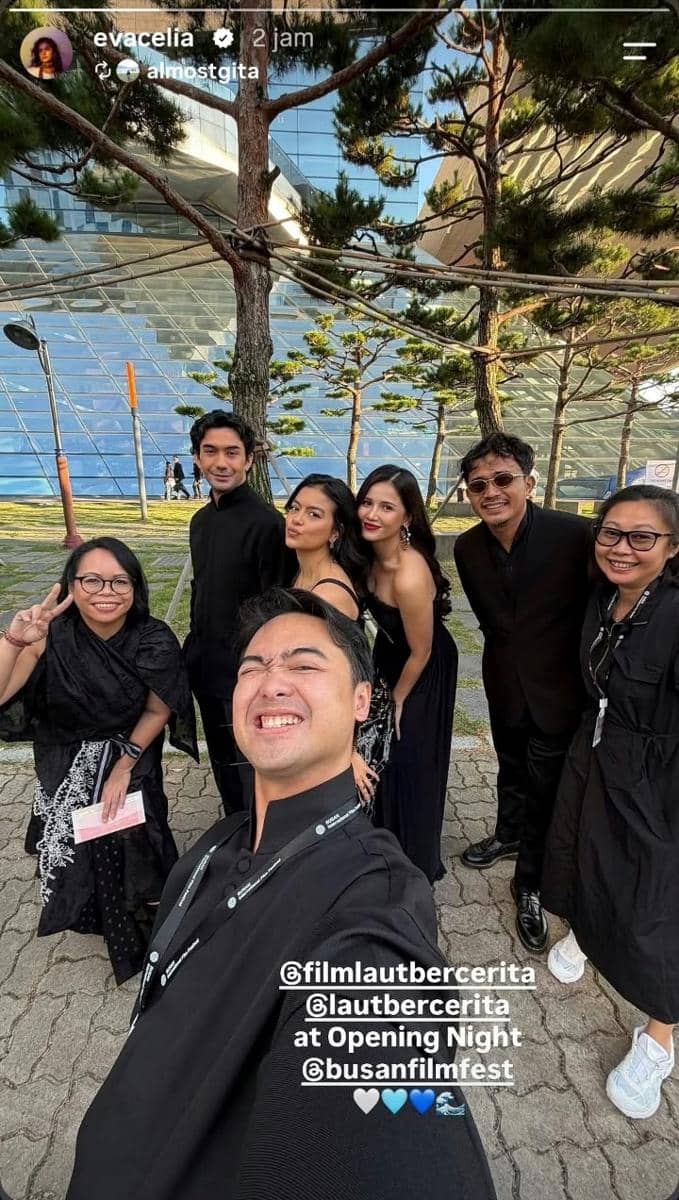 Reza Rahadian bersama cast dan kru Laut Bercerita di BUSAN International Film Festival