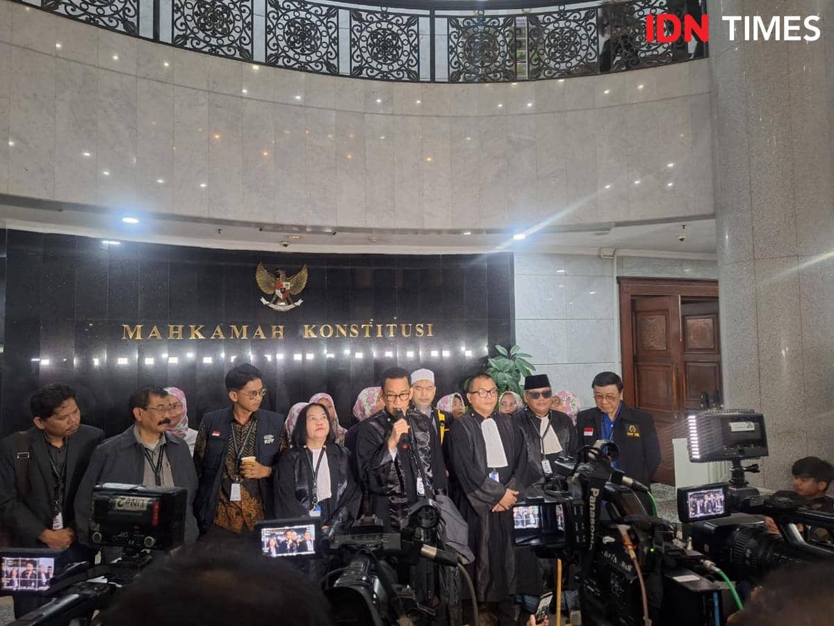 MK Tak Temukan Bukti Lulus SMA, Denny Indrayana Minta Gibran Mundur