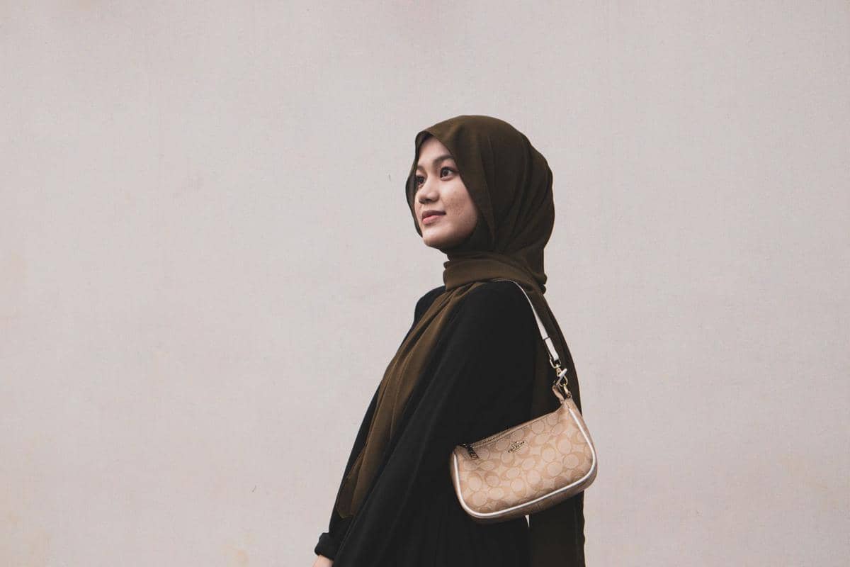 Ilustrasi tas sebagai aksesori untuk membawa barang, dengan desain sederhana yang cocok digunakan dalam aktivitas sehari-hari.