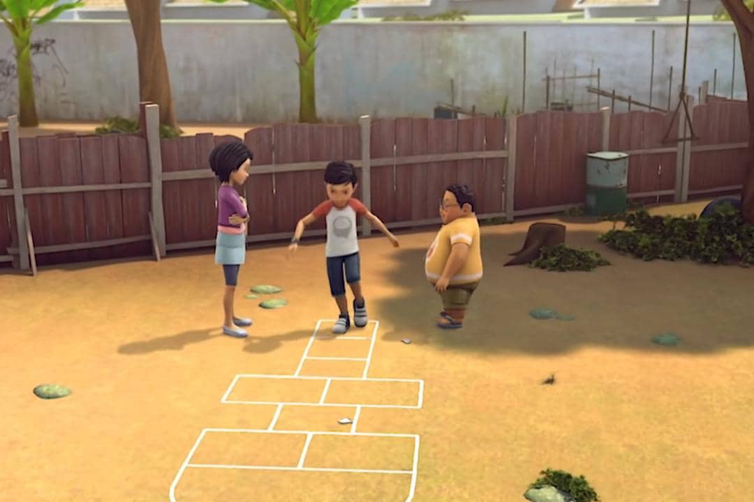 Devi, Adit, dan Dennis terlihat bermain engklek atau gangga di area kampung mereka