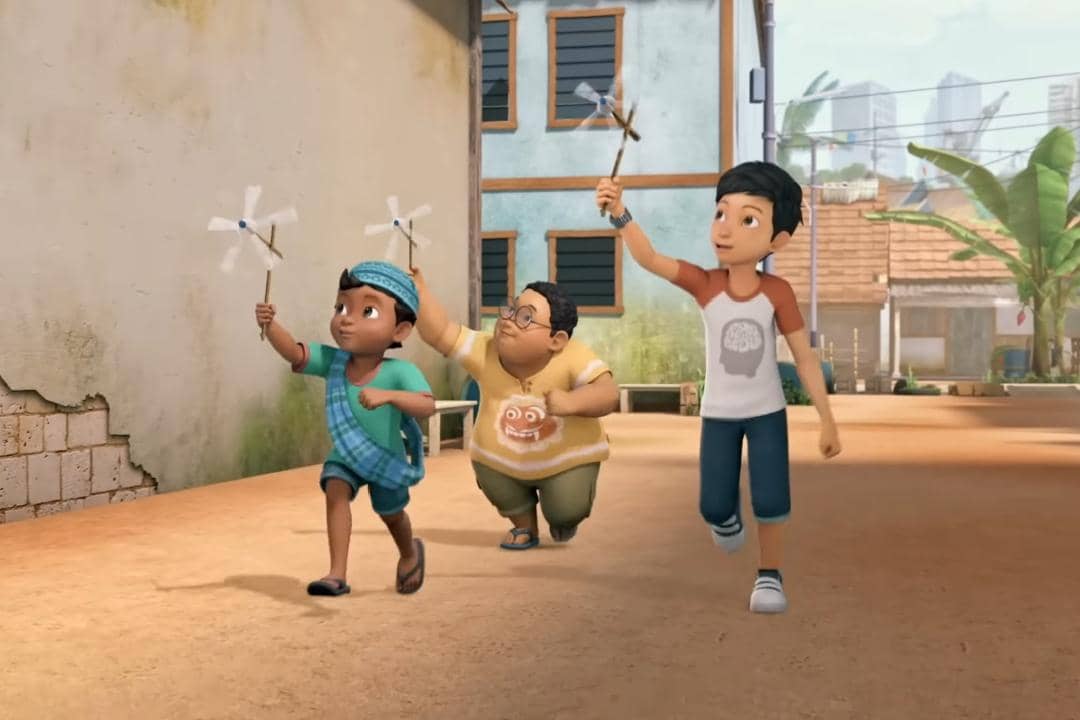 Ucup, Dennis, dan Adit seru berlarian sambil membawa kincir angin mainan