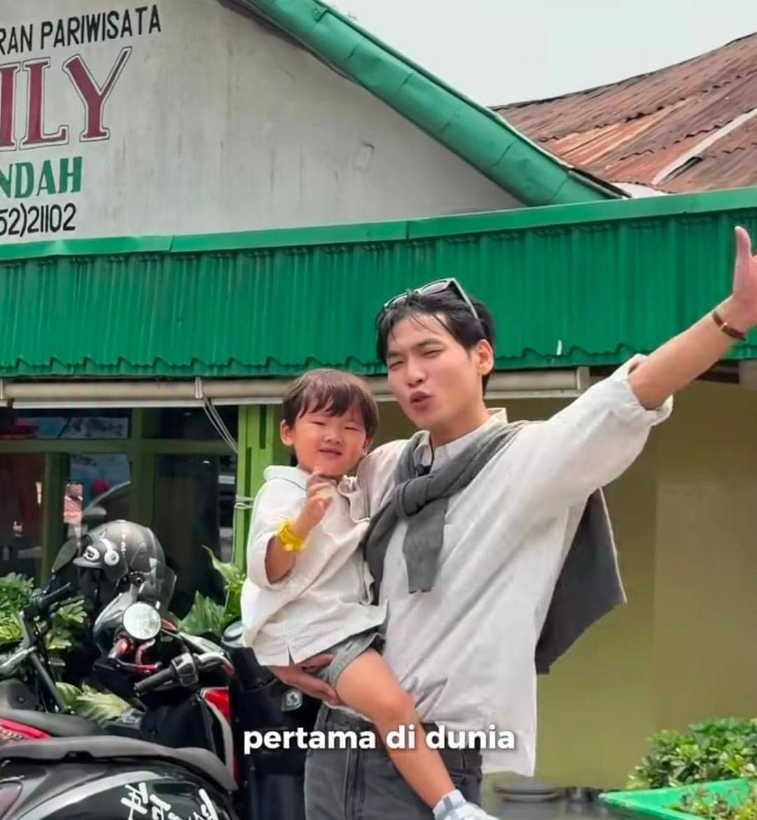 Na Daehoon dan Eunho kulineran ayam pop di Bukittinggi