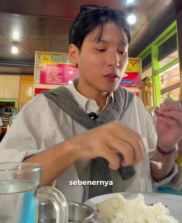 Na Daehoon dan Eunho kulineran ayam pop di Bukittinggi