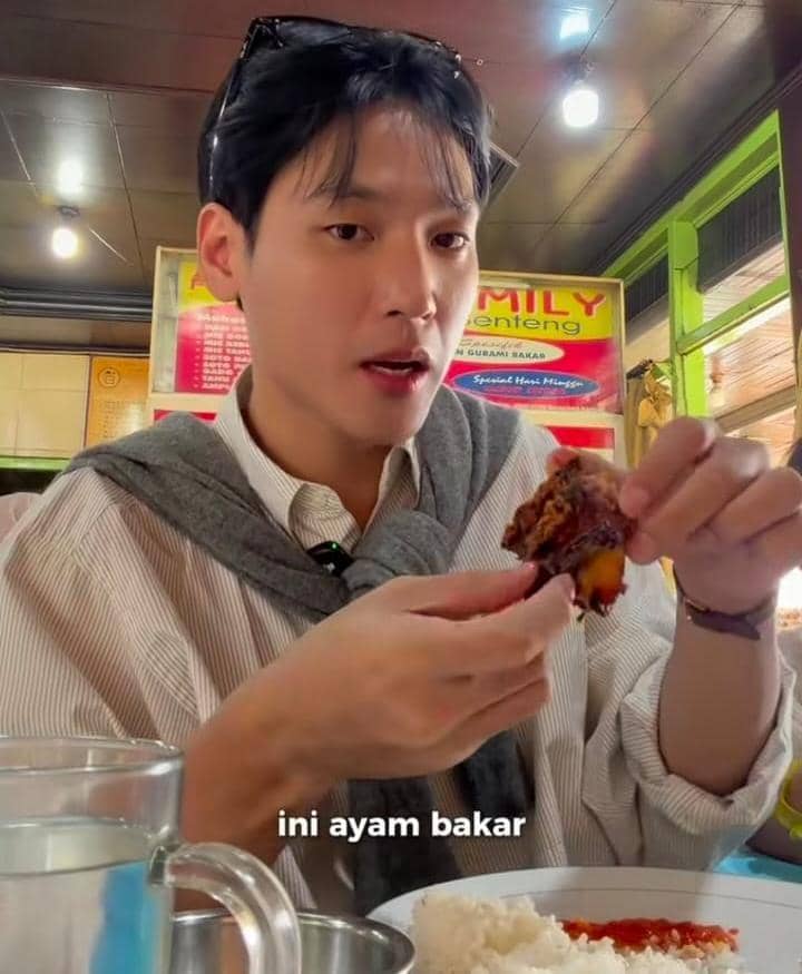 Na Daehoon dan Eunho kulineran ayam pop di Bukittinggi