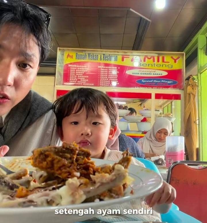 Na Daehoon dan Eunho kulineran ayam pop di Bukittinggi