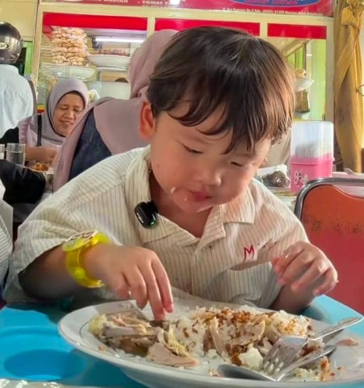 Na Daehoon dan Eunho kulineran ayam pop di Bukittinggi