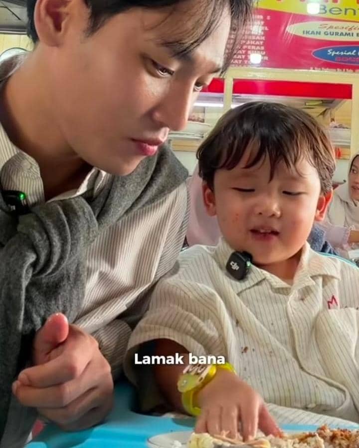 Na Daehoon dan Eunho kulineran ayam pop di Bukittinggi
