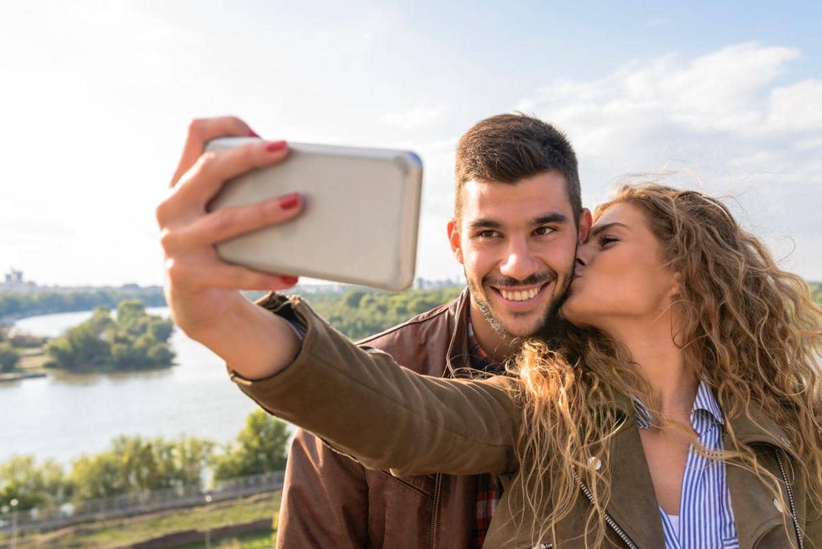 Performative Intimacy: Benarkah Pamer Kemesraan Tanda Hubungan Sehat?