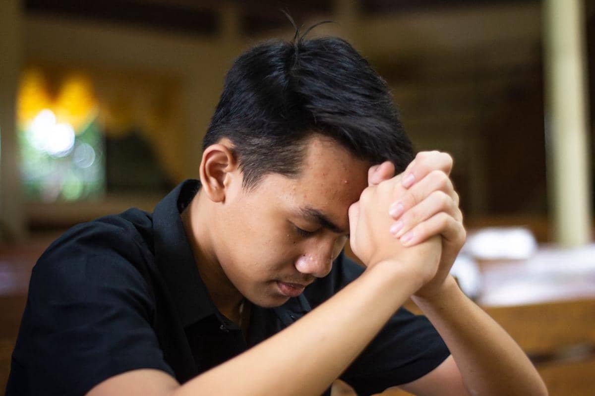 Ilustrasi orang saleh dengan suasana religius yang menggambarkan ketakwaan dan perilaku baik dalam kehidupan sehari-hari.