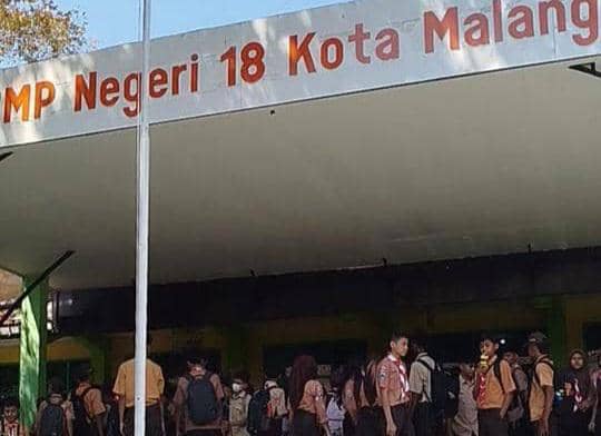 Sejumlah siswa SMPN 18 Malang membawa poster saat memprotes kekerasan yang dilakukan kepala sekolah mereka.