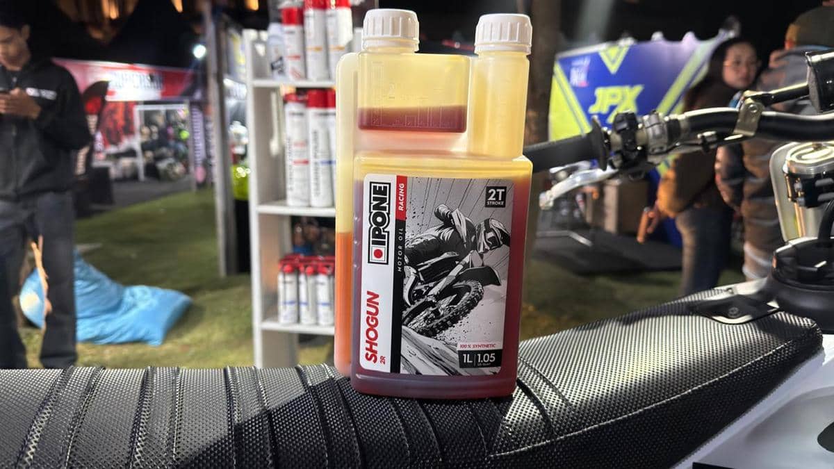 Botol pelumas motor 2-tak Ipone Shogun 2R berwarna merah dan putih yang diperkenalkan oleh Ipone Indonesia.