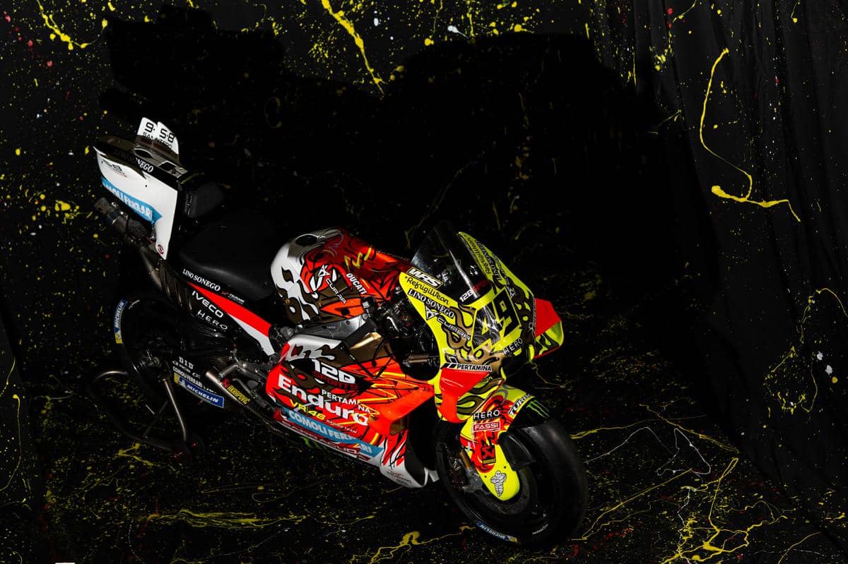 Motor balap Pertamina Enduro VR46 dengan livery motif Garuda yang dipamerkan di area Sirkuit Mandalika.
