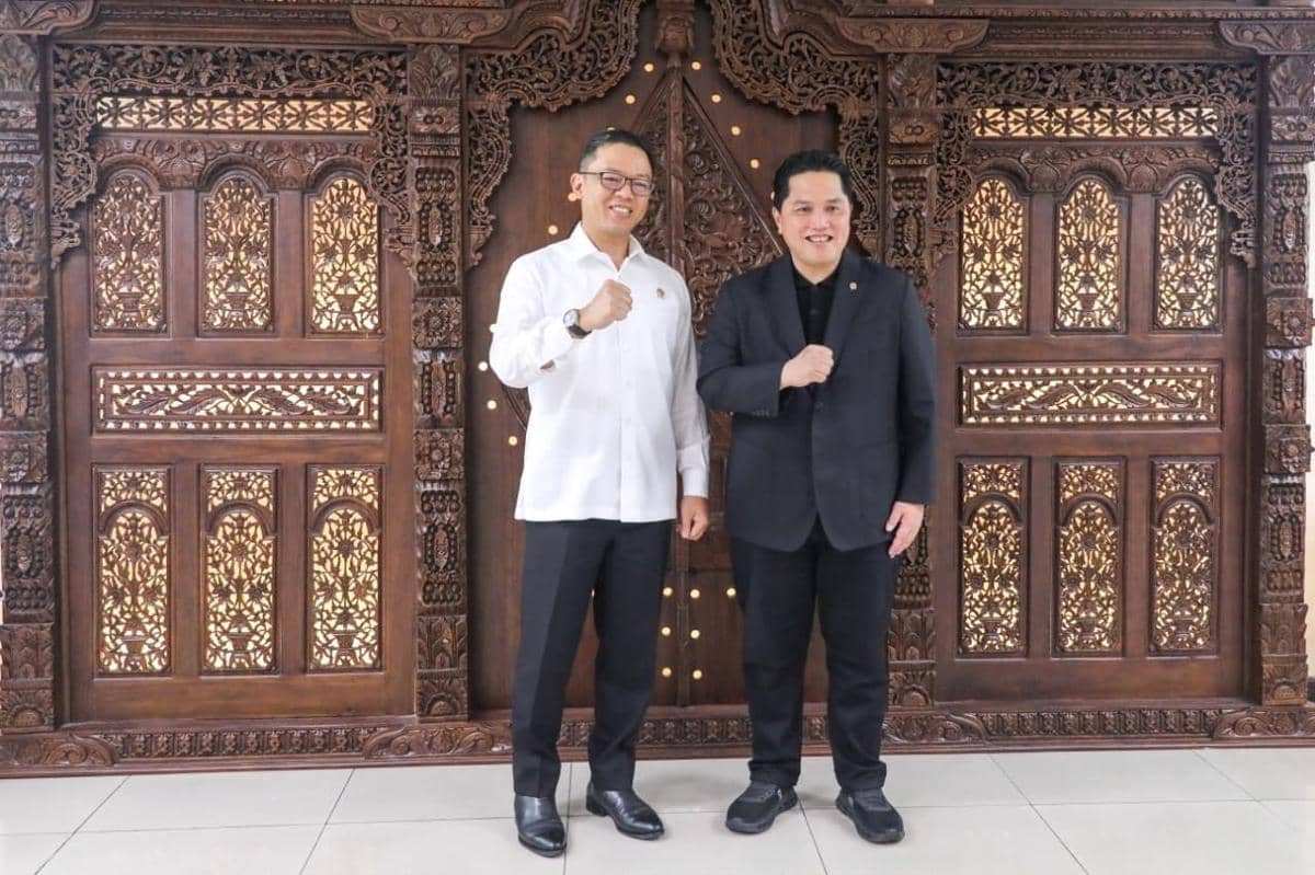 Menko PMK Sugiono dan Menpora Erick Thohir berbincang dalam audiensi tentang pembinaan dan kesejahteraan atlet di Jakarta.