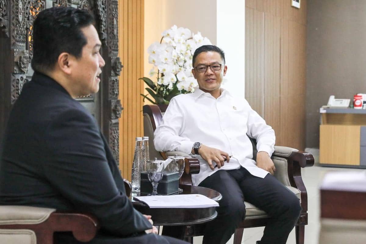 Menko PMK Sugiono dan Menpora Erick Thohir berbincang dalam audiensi mengenai pembinaan serta kesejahteraan atlet.